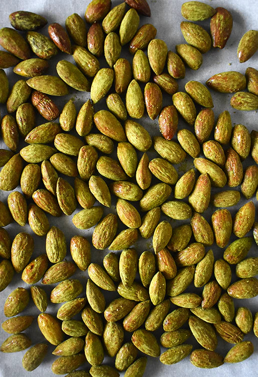 Roasted almonds with honey and vanilla matcha